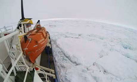 3 tàu phá băng giải cứu tàu chở 74 người mắc kẹt ở Nam cực ảnh 1