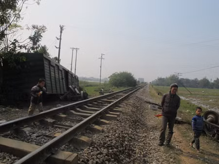 Khắc phục hậu quả vụ tàu hỏa đâm ô tô tải ảnh 1