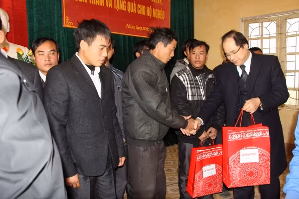 Ban Chỉ đạo Tây Bắc tặng quà các hộ khó khăn dân tộc miền núi ảnh 1