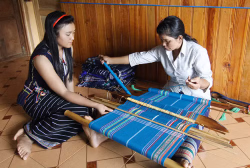 Bảo tồn trang phục dân tộc truyền thống - Bài cuối: Bảo tồn bằng nhiều cách ảnh 1