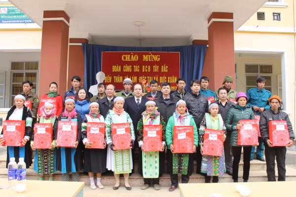 Ban Chỉ đạo Tây Bắc tặng quà đồng bào vùng cao tỉnh Cao Bằng ảnh 2