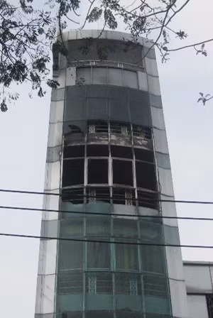 Cháy khách sạn 5 tầng, hàng chục người hoảng loạn ảnh 1