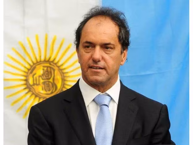 Ứng cử viên đảng cầm quyền Daniel Scioli dẫn đầu ảnh 1