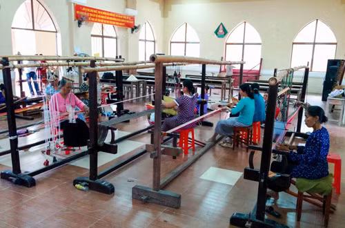 Bảo tồn hoa văn cổ trên thổ cẩm Chăm ảnh 2