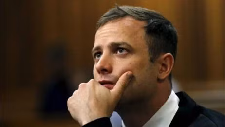 "Người không chân" Oscar Pistorius ra tù ảnh 1