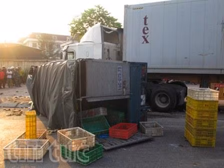 Xe tải đấu đầu xe container, phụ xe tử vong tại chỗ ảnh 1
