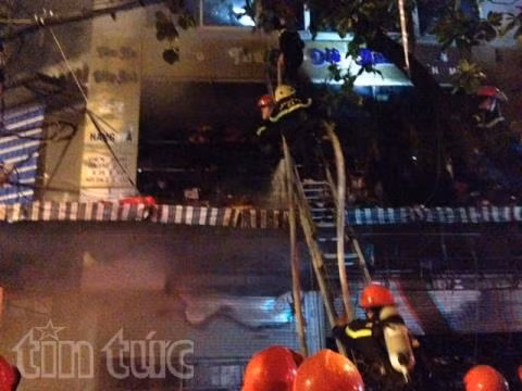 Cháy lớn nhà 4 tầng phố Hàng Mã, Hà Nội ảnh 3