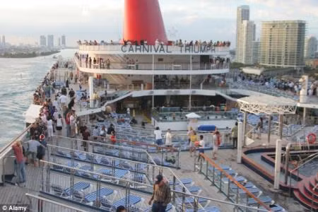 Tàu Carnival Triumph được kéo về Mỹ ảnh 3