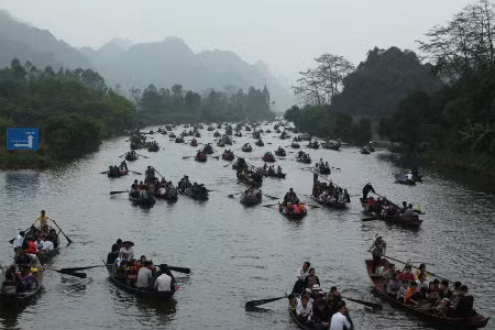 Chùa Hương tưng bừng ngày khai hội ảnh 2