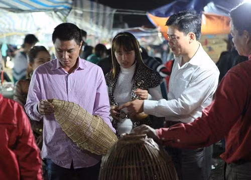 Chen chân “mua may” ở chợ Viềng ảnh 7