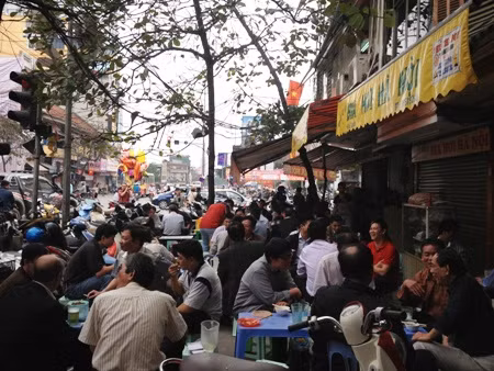 Sau Tết: Quán bia, rạp phim Hà Nội đắt khách ảnh 1