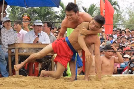 Tưng bừng lễ hội vật làng Sình ảnh 1