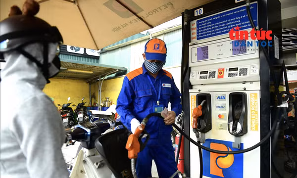 Xăng giảm hơn 1.200 đồng/lít từ chiều 15/10