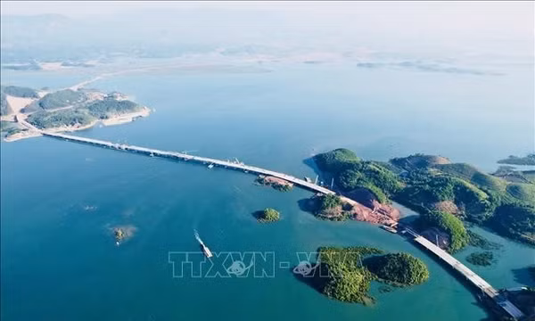 Nghị quyết số 20-NQ/TW đặt yêu cầu phát triển kinh tế biển theo hướng hiện đại, xanh và bền vững. Ảnh: TTXVN