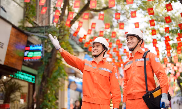 72 năm Giải phóng Thủ đô: Nhìn Hà Nội đổi thay từ điện