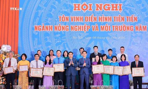 Tôn vinh điển hình tiên tiến ngành nông nghiệp và môi trường 