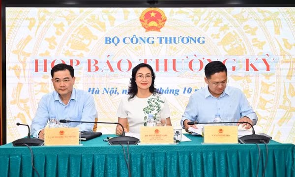 Bộ Công Thương thông tin về việc để doanh nghiệp tự quyết giá xăng dầu