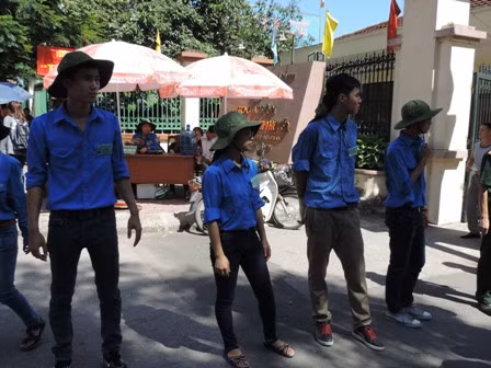 Thí sinh trong ngày đầu tiên làm thủ tục dự thi THPT ảnh 1