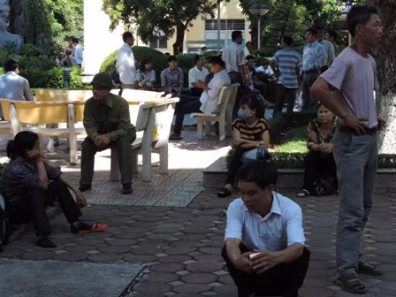 Thí sinh trong ngày đầu tiên làm thủ tục dự thi THPT ảnh 9