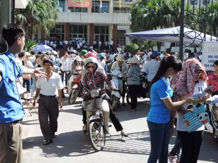 Thí sinh trong ngày đầu tiên làm thủ tục dự thi THPT ảnh 11