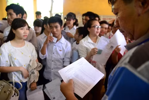 Thí sinh trong ngày đầu tiên làm thủ tục dự thi THPT ảnh 5
