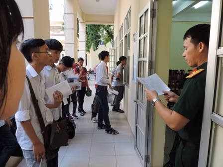 Thí sinh trong ngày đầu tiên làm thủ tục dự thi THPT ảnh 4