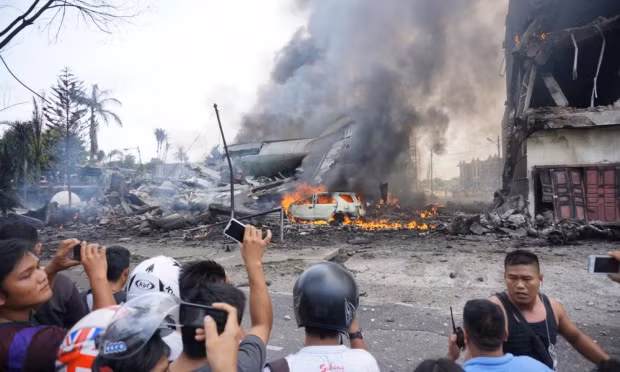 Máy bay Indonesia rơi trúng khách sạn, ít nhất 30 người chết ảnh 2
