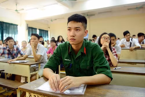Thí sinh trong ngày đầu tiên làm thủ tục dự thi THPT ảnh 7