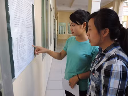 Thí sinh trong ngày đầu tiên làm thủ tục dự thi THPT ảnh 3