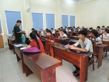 Thí sinh trong ngày đầu tiên làm thủ tục dự thi THPT ảnh 8