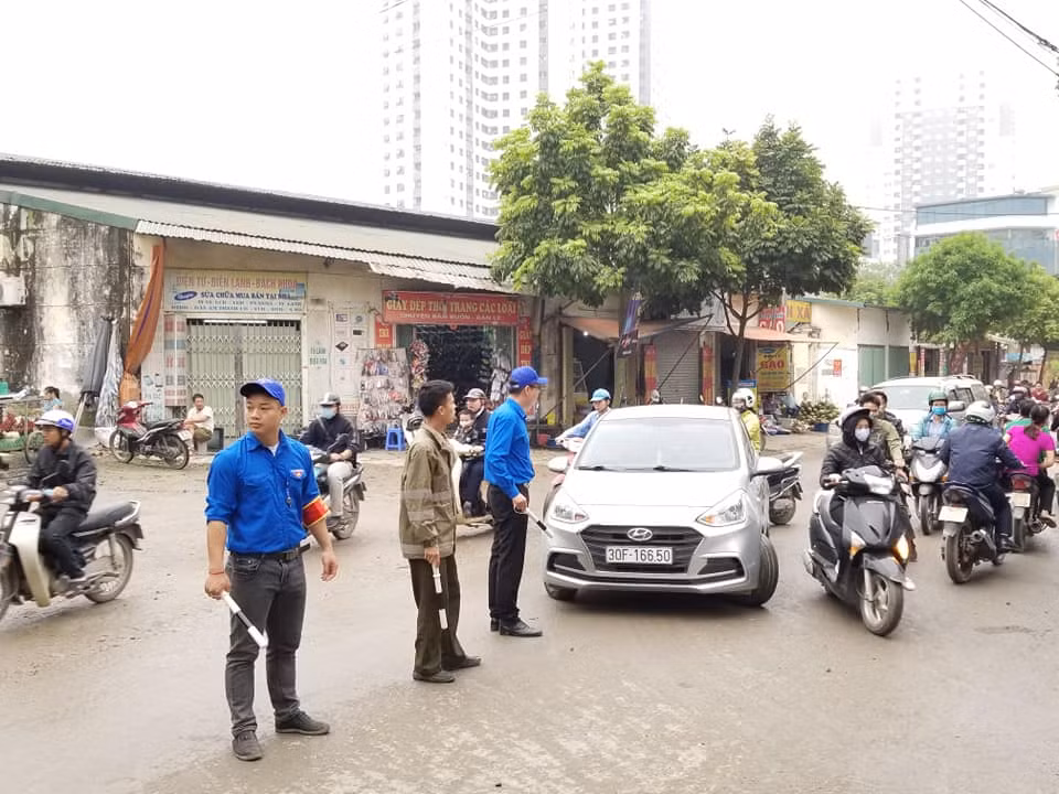 Thanh niên tham gia phân làn giao thông, tránh ùn tắc. Ảnh: HD