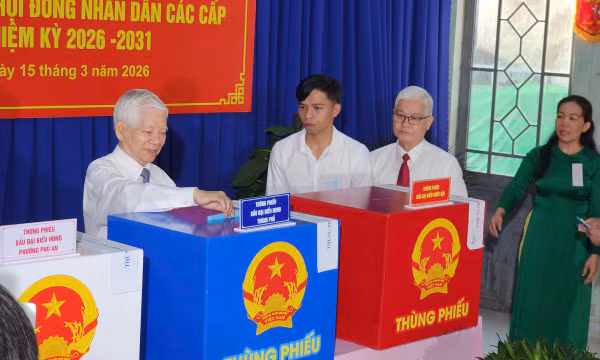 Người dân TP Hồ Chí Minh phấn khởi đi bầu cử trong sáng 15/3