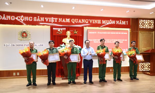 Ông Nguyễn Văn Được, Chủ tịch UBND TP Hồ Chí Minh trao thư khen và hoa cho các tập thể trong khám phá vụ án.