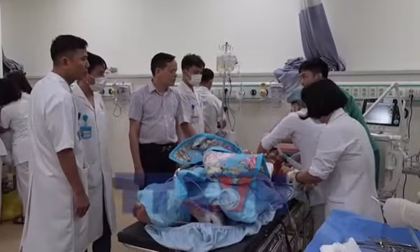 Phú Thọ nỗ lực cứu chữa nạn nhân trên xe 29 chỗ gặp nạn 