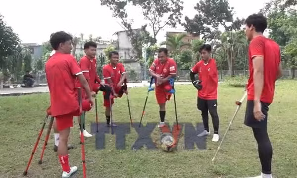 Không chỉ có World Cup, còn có những giấc mơ trên đôi nạng