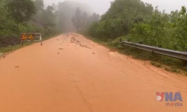 Sạt lở nghiêm trọng trên nhiều tuyến đường giao thông miền núi ở Huế
