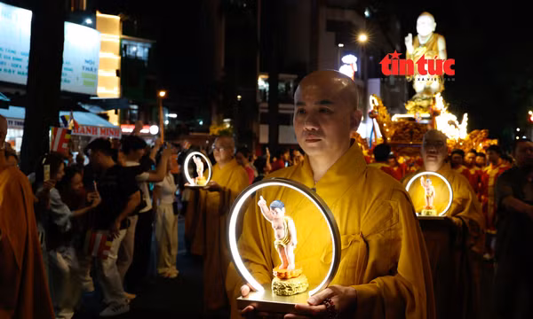 Đặc sắc nghi lễ cung rước tôn tượng Đức Phật đản sinh