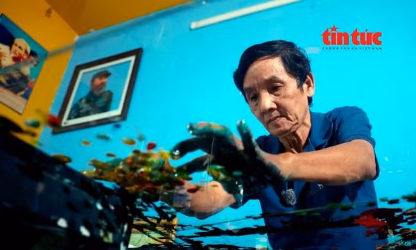 Kỷ lục gia vẽ tranh ngược trên kính bằng 10 đầu ngón tay