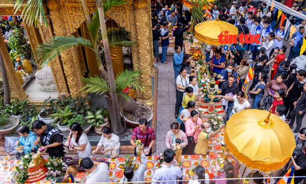 Lễ tắm Phật tại chùa Candaransi thu hút đông đảo đồng bào Khmer