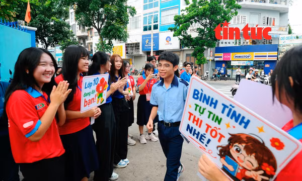 Tình nguyện viên 'Hoa phượng đỏ' đồng hành cùng thí sinh lớp 10
