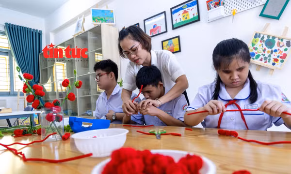'Gieo ánh sáng' tri thức cho học trò khiếm thị