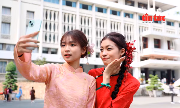 Đông đảo bạn trẻ check-in Hội trường Thống nhất dịp Tết 