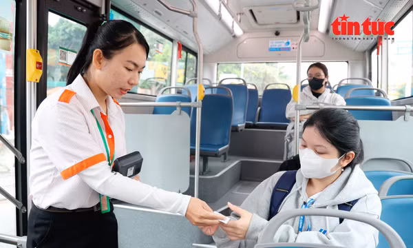 Người dân TP Hồ Chí Minh hài lòng vì sự tiện dụng của xe buýt điện