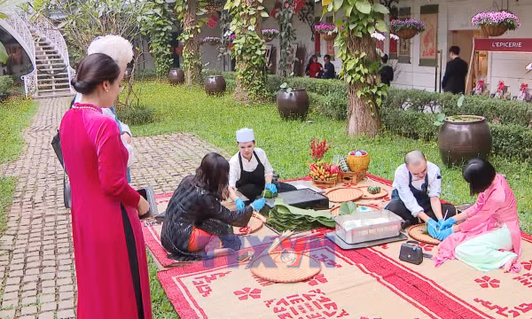 Khách Tây thích thú trải nghiệm Tết Việt