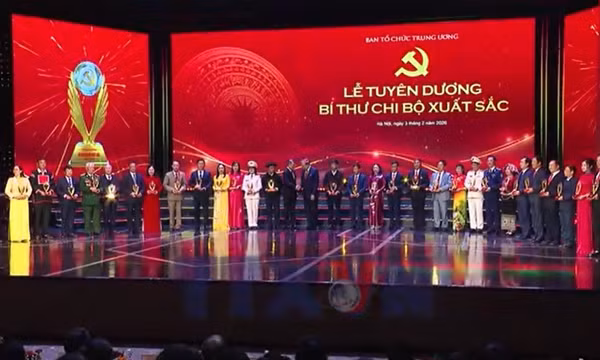 Tuyên dương Bí thư Chi bộ xuất sắc và trao Giải Búa liềm Vàng