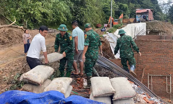 Lực lượng Biên phòng Lai Châu hỗ trợ người dân khắc phục hậu quả mưa lũ