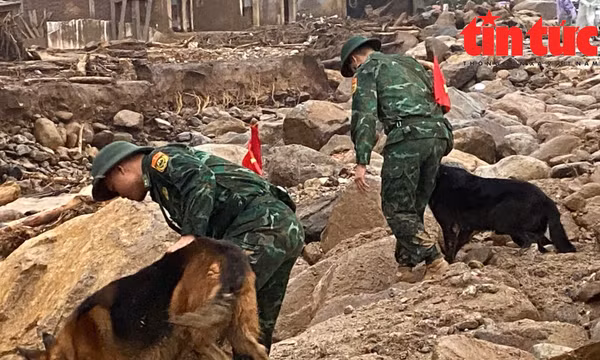 Bộ đội Biên phòng dầm mưa tìm kiếm nạn nhân mất tích ở Lai Châu