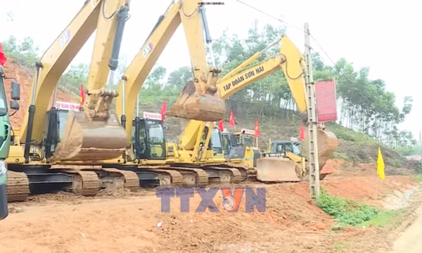 Công trường những ngày giáp Tết - nơi mùa xuân đến muộn