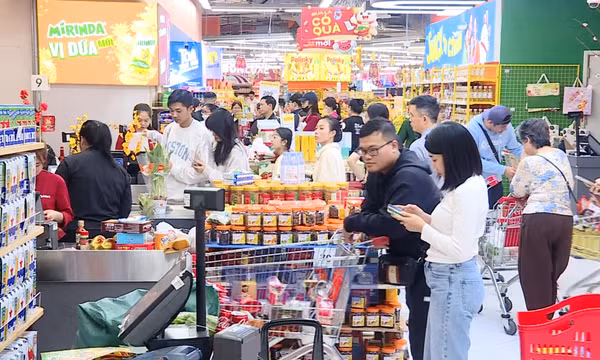 Siêu thị 'hút' khách ngày đầu nghỉ lễ