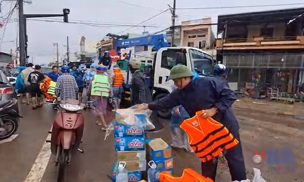Cùng bà con vượt qua lũ dữ 